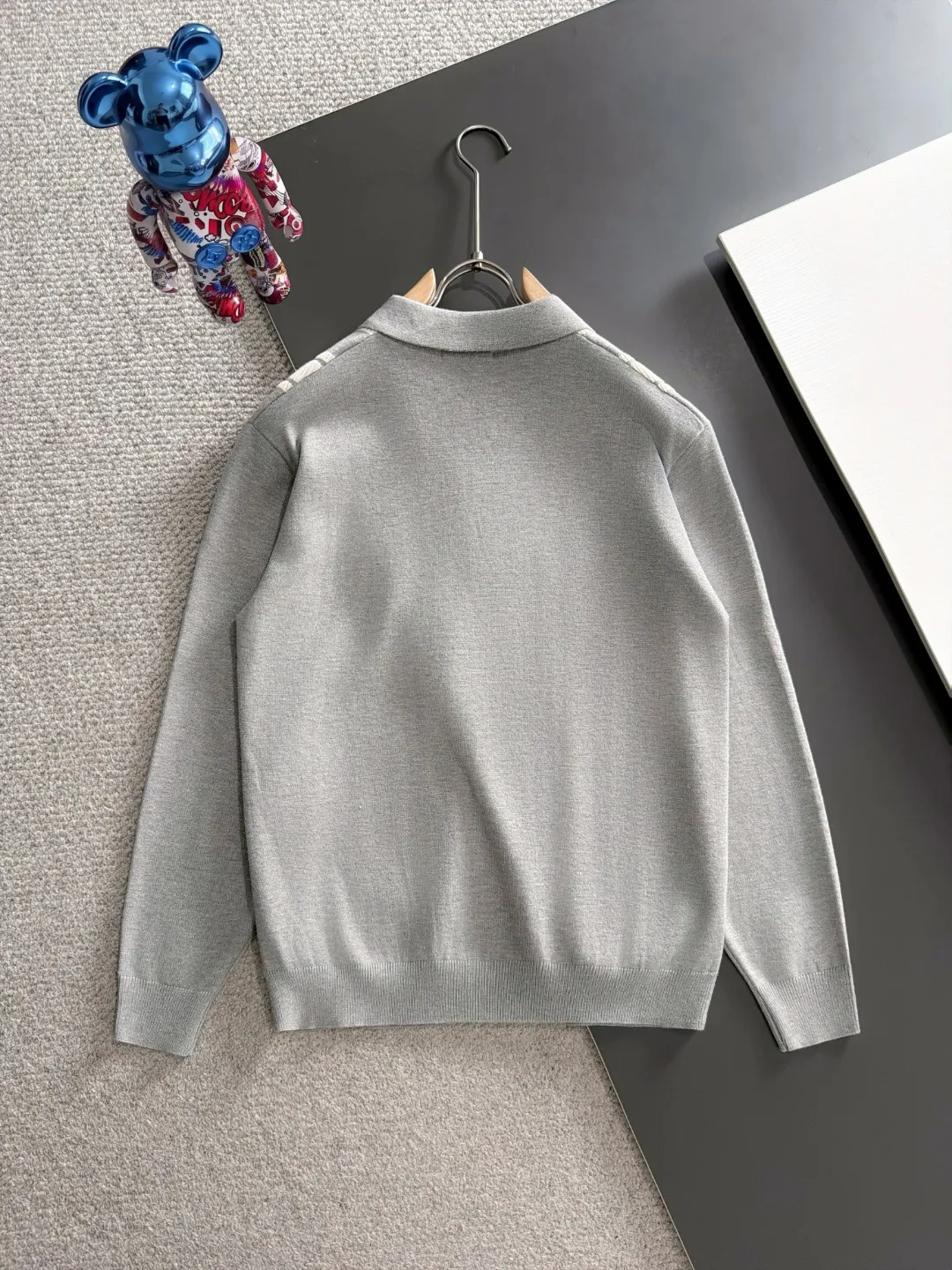Next day shipping P195 Hermès 2026 Autumn and Winter latest sweater from the official website, now on sale at the counter simultaneously Hot Sale! Specially made of wool blended fabric. It feels comfortable and can be directly in contact with the skin. The logo badge is exquisitely embroidered, which is extremely eye-catching! The details highlight the fashionable charm of big brands. Exquisite workmanship. Three-dimensional cutting style. The wearing effect is invincible and handsome! All three standards are complete! Sizes:M-3XL